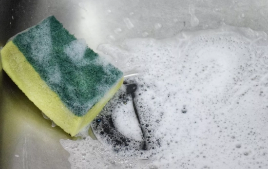 Un estropajo y espuma/ CANVA Un estropajo y espuma/ CANVA