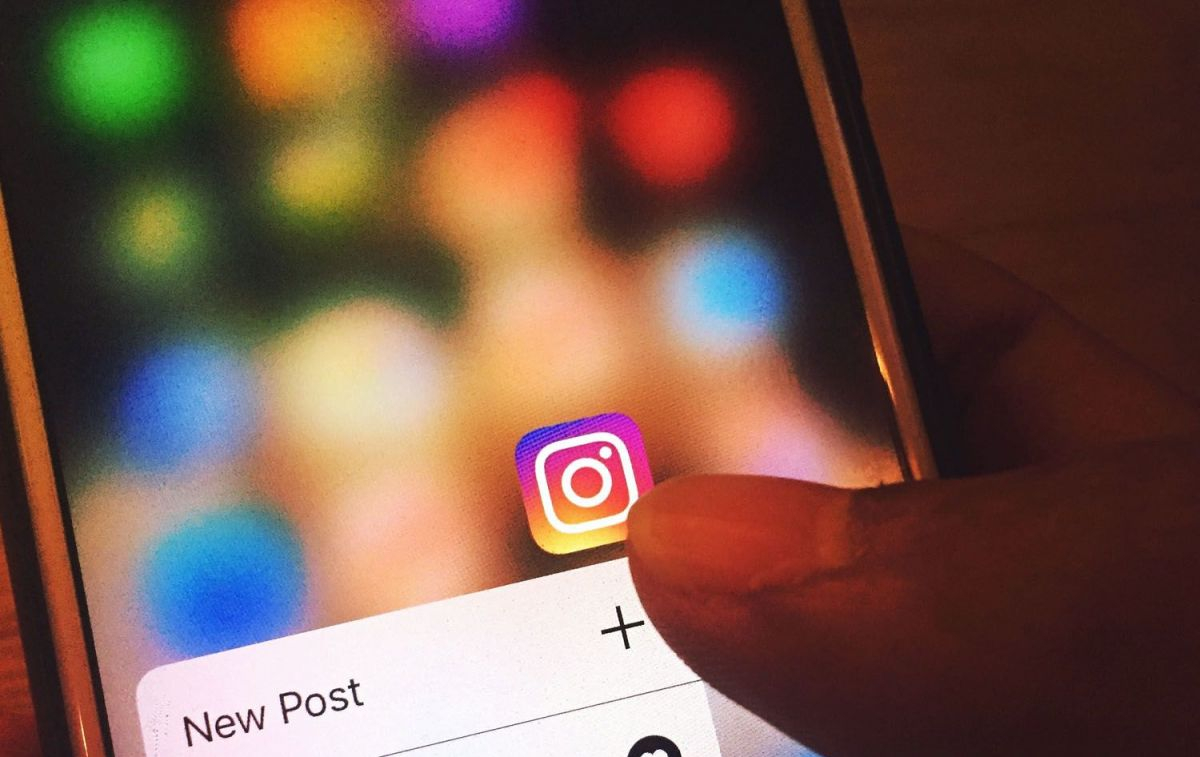 Una persona se dispone a subir un post a Instagram / PEXELS