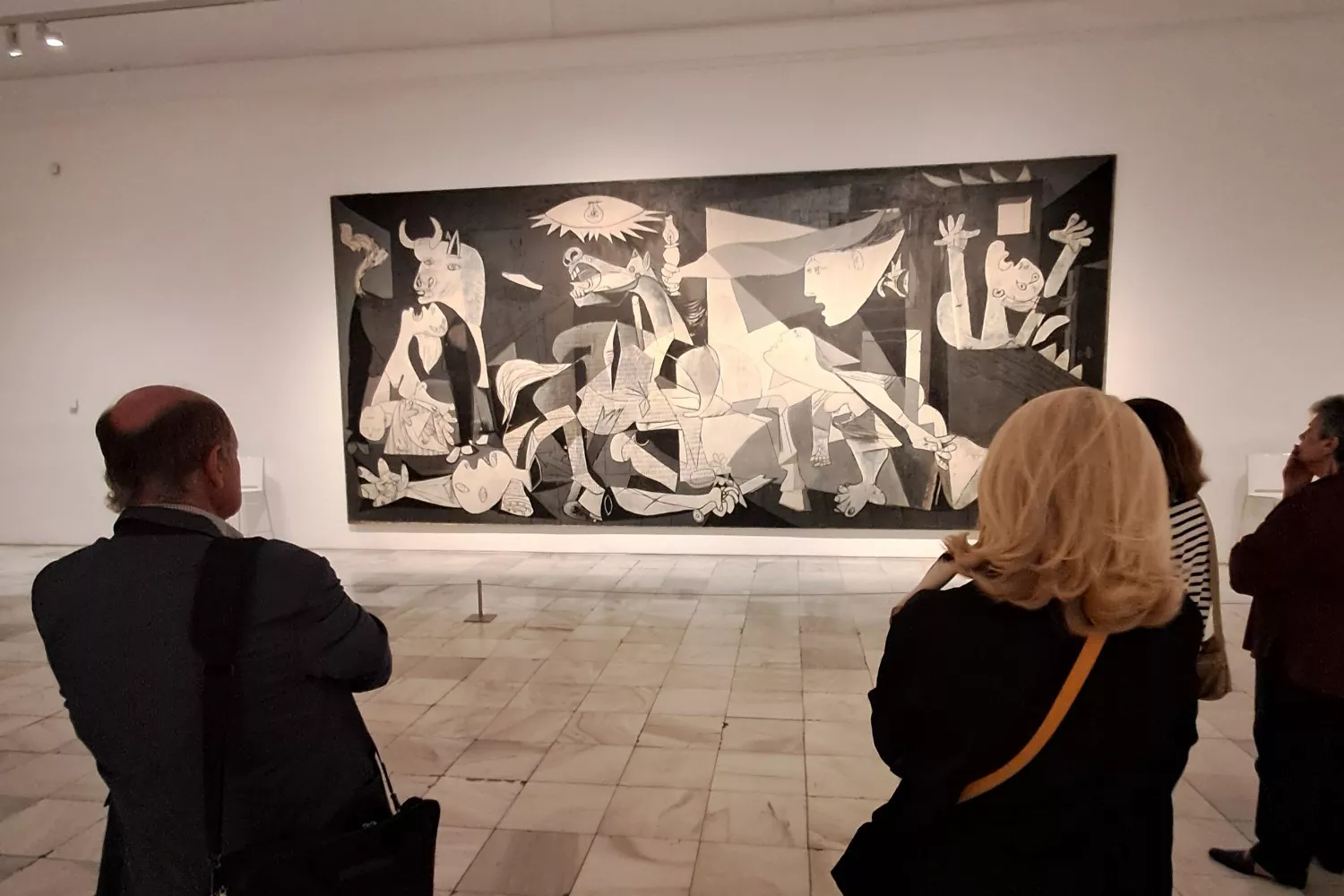 Varias personas contemplan el 'Guernica' de Picasso / CONSUMIDOR GLOBAL