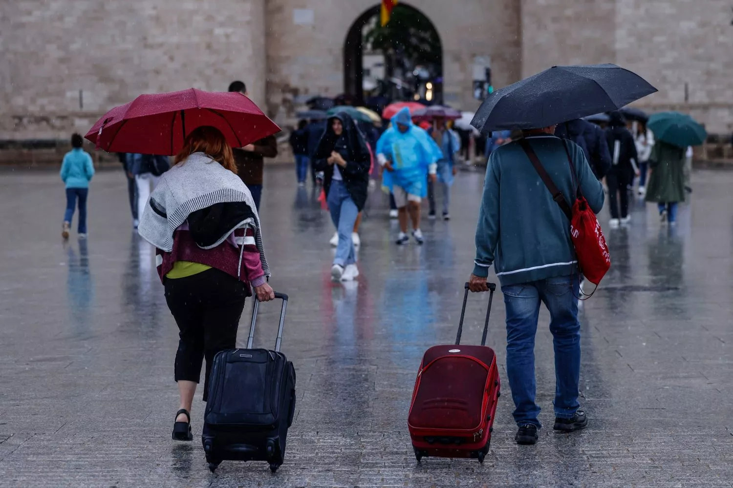 Varias personas con paraguas en Valencia, donde la Aemet mantiene la alerta roja por precipitaciones / EP Varias personas con paraguas en Valencia, donde la Aemet mantiene la alerta roja por precipitaciones / EP