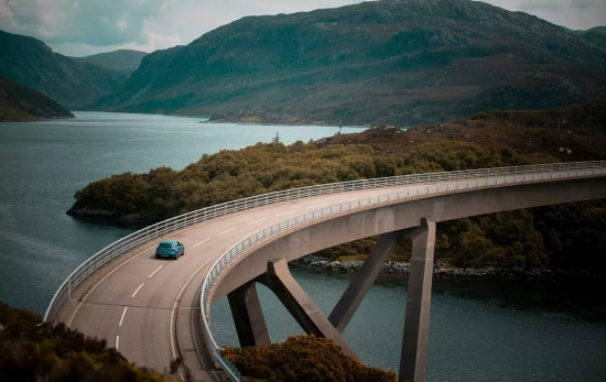 Un coche por la carretera / UNSPLASH Un coche por la carretera / UNSPLASH