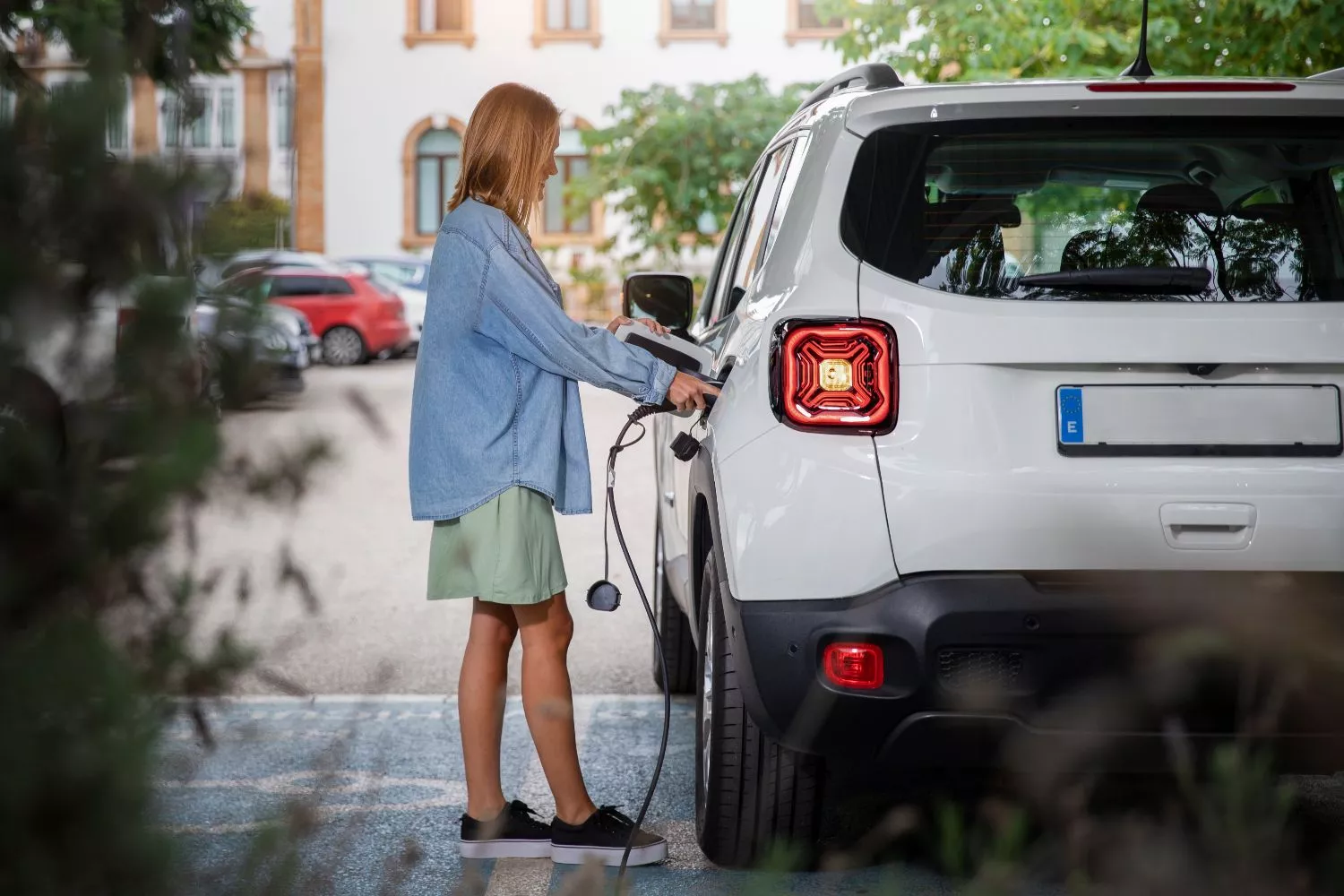 Una persona carga su SUV Eléctrico / FREEPIK Una persona carga su SUV Eléctrico / FREEPIK