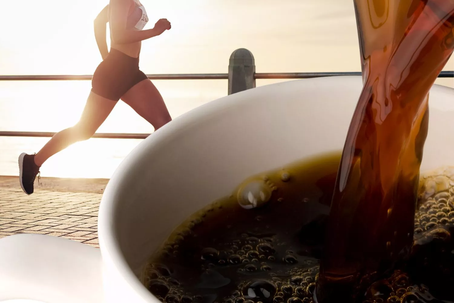 Una taza de café y una persona haciendo ejercicio / Montaje Consumidor Global Una taza de café y una persona haciendo ejercicio / Montaje Consumidor Global
