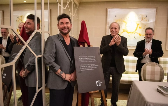 Los cantantes Miguel Poveda y Joan Manuel Serrat durante la conmemoración Alberto Paredes EP Los cantantes Miguel Poveda y Joan Manuel Serrat durante la conmemoración Alberto Paredes EP