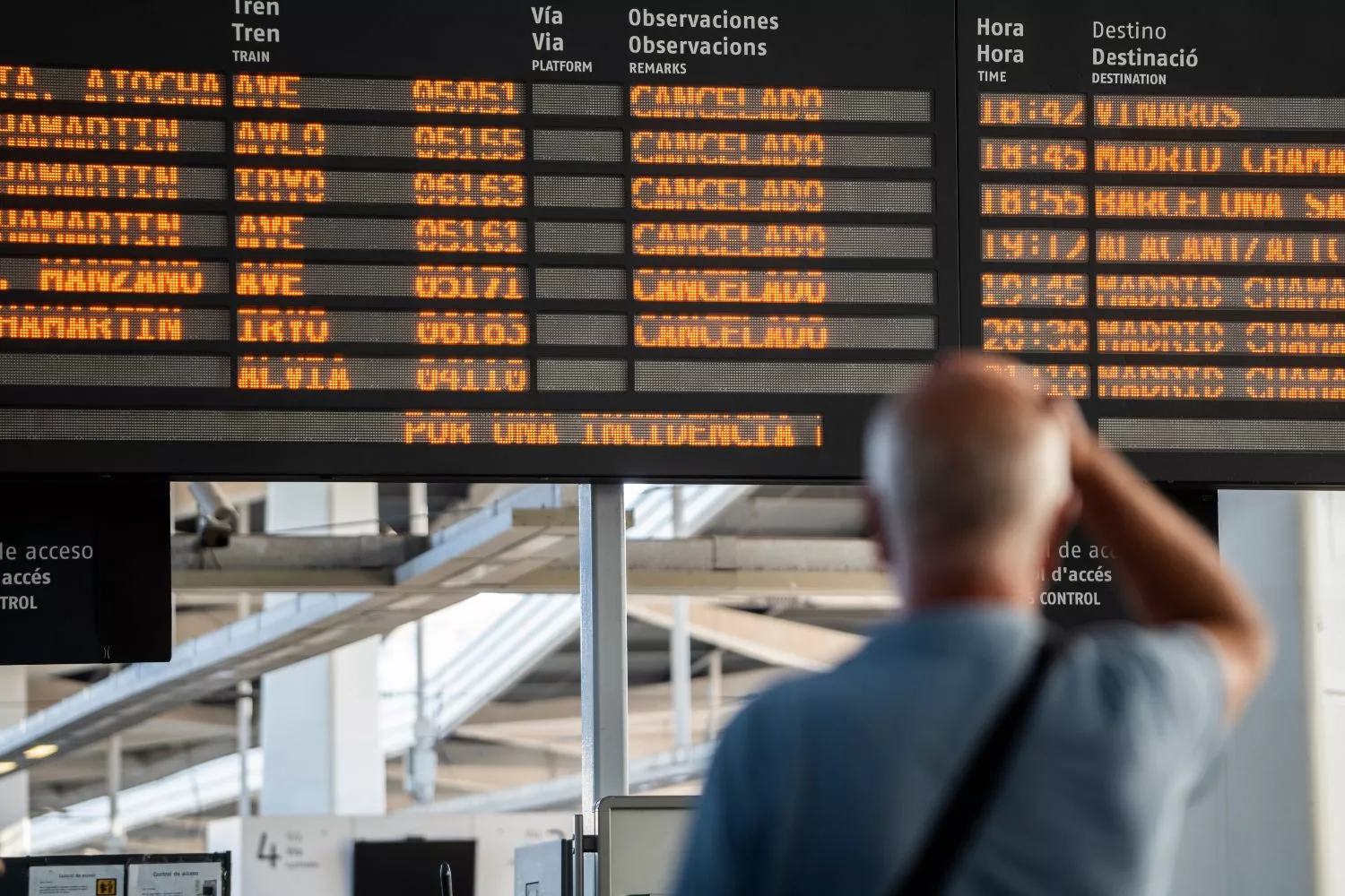 Un panel informativo con trenes cancelados /EP Un panel informativo con trenes cancelados /EP