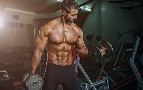 Una persona entrenando con pesas/ CANVA Una persona entrenando con pesas/ CANVA