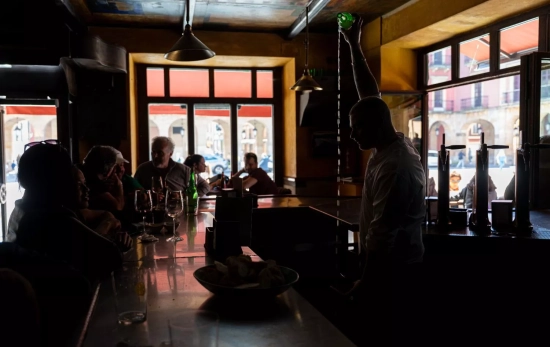 Un camarero sirve sidra en un bar durante el apagón EUROPA PRESS JUAN VEGA Un camarero sirve sidra en un bar durante el apagón EUROPA PRESS JUAN VEGA
