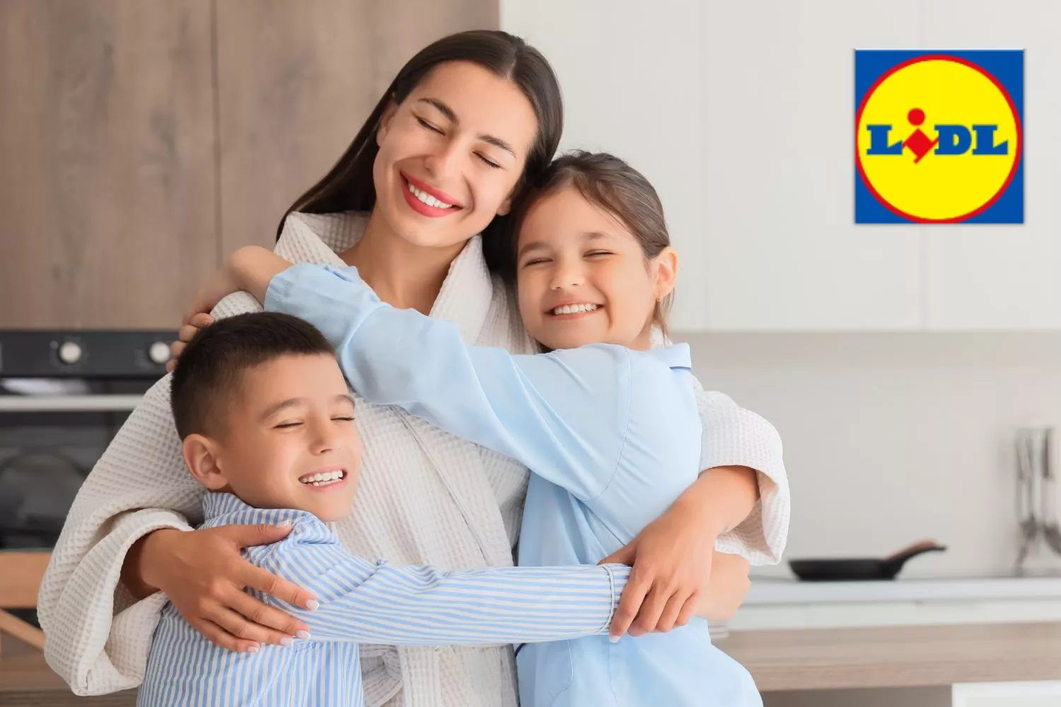 Una familia y el logo de Lidl / Montaje CONSUMIDOR GLOBAL
