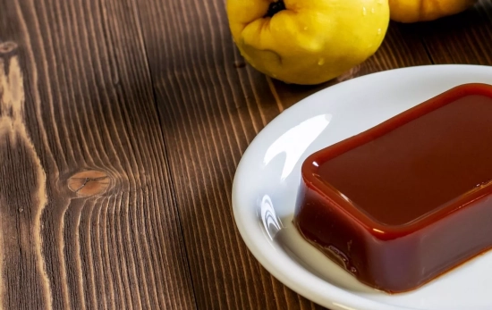 Membrillo en un plato/ CANVA Membrillo en un plato/ CANVA