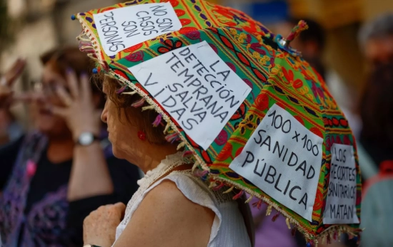 Una mujer durante la concentración por los fallos en los cribados de cáncer de mama Jorge Zapata Una mujer durante la concentración por los fallos en los cribados de cáncer de mama Jorge Zapata