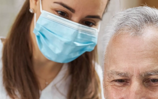 Una médico evaluando el estado capilar de un hombre/ CANVA Una médico evaluando el estado capilar de un hombre/ CANVA
