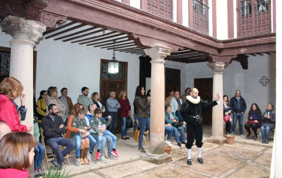Una representación teatral en uno de los patios / TURISMO VILLANUEVA DE LOS INFANTES