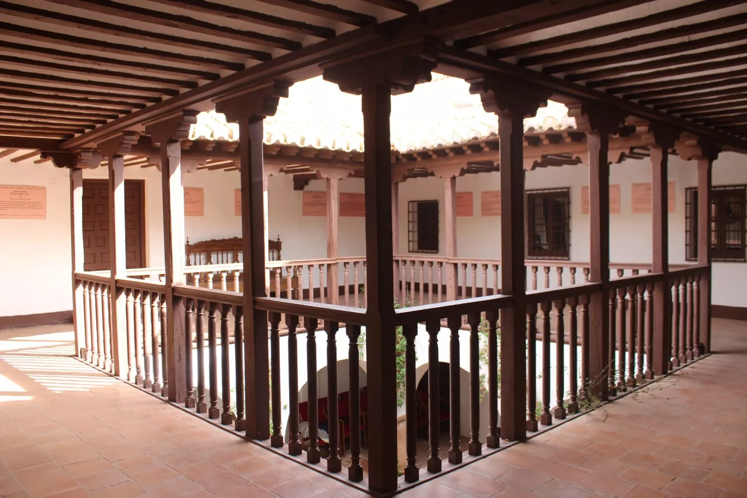 Uno de los patios   TURISMO VILLANUEVA DE LOS INFANTES