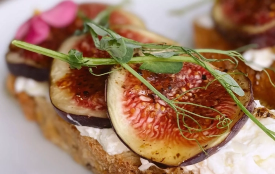 Tostada de higos y queso/ CANVA