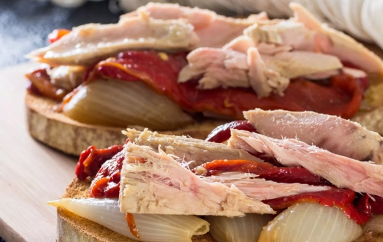 Tostada de atún con pimientos/ CANVA