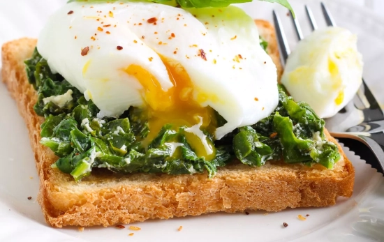 Tostada de aguacate, huevo y espinacas/ CANVA