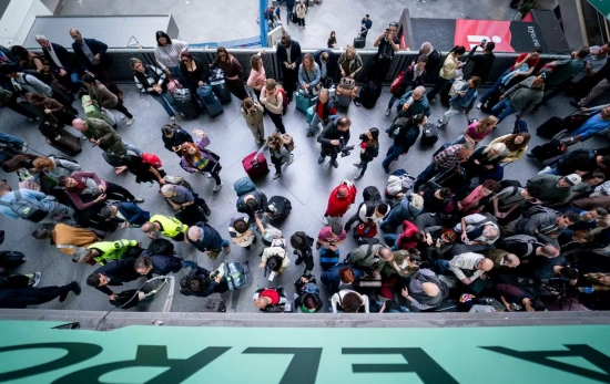 Decenas de personas esperan en la estación de Atocha Almudena Grandes, Decenas de personas esperan en la estación de Atocha Almudena Grandes,