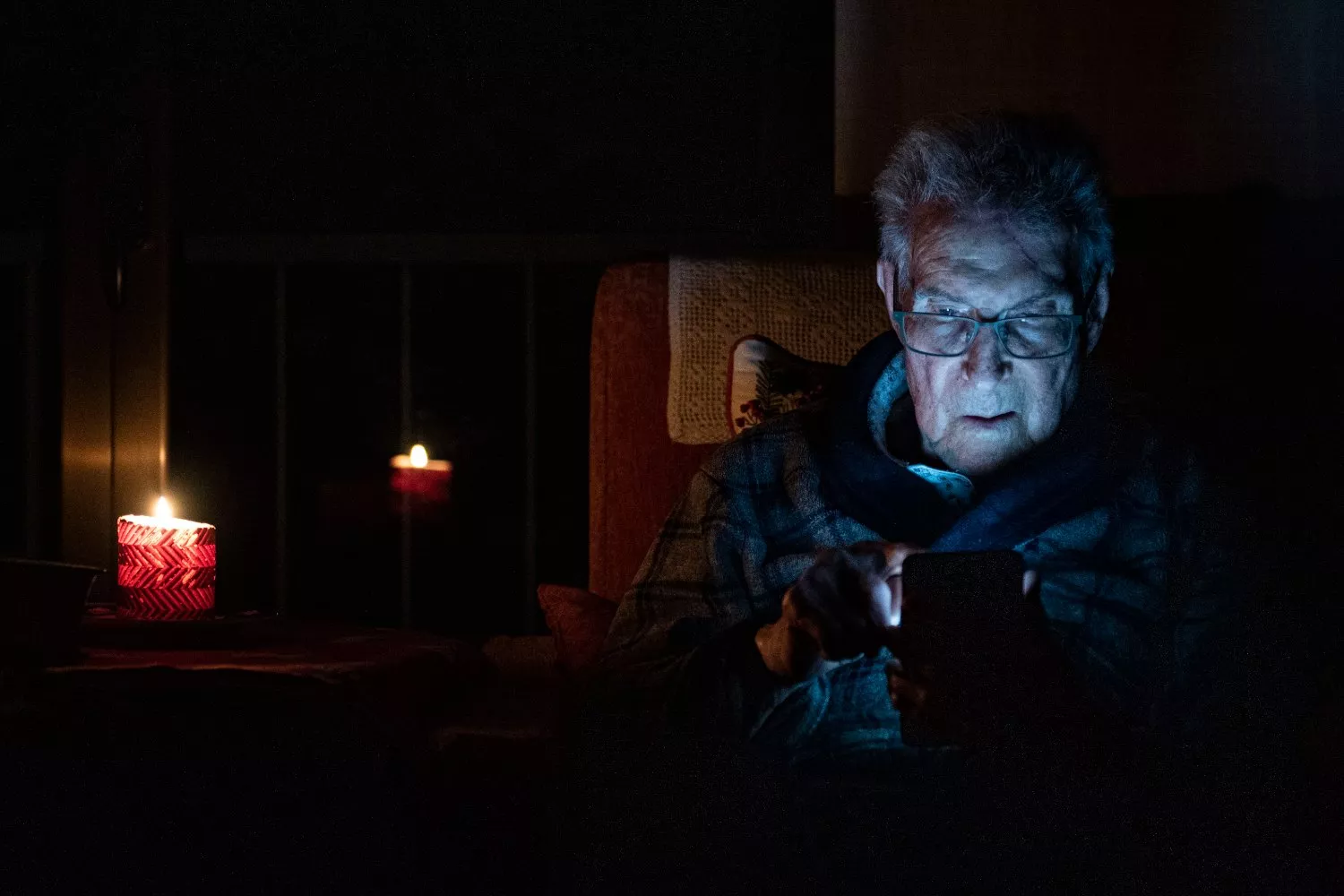 Un hombre consulta su móvil durante el apagón, que conlleva una subida de la factura de la luz Un hombre consulta su móvil durante el apagón, que conlleva una subida de la factura de la luz