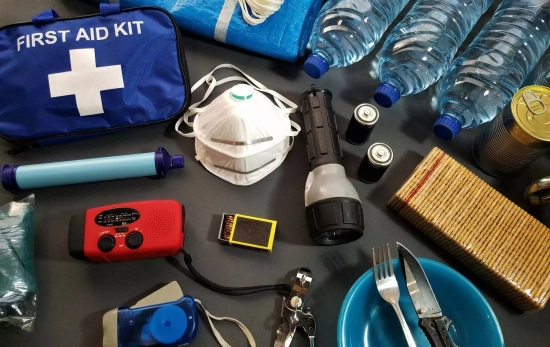 Una linterna y un kit de primeros auxilios / PEXELS Una linterna y un kit de primeros auxilios / PEXELS
