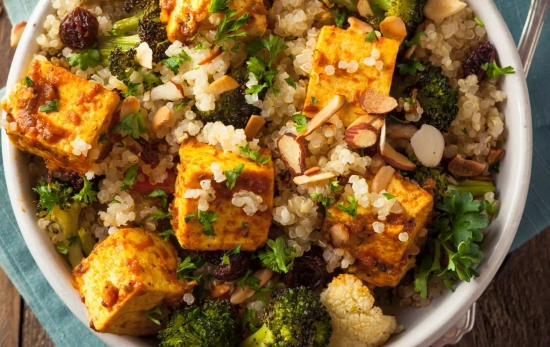 Ensalada de quinoa y tofu/ CANVA Ensalada de quinoa y tofu/ CANVA