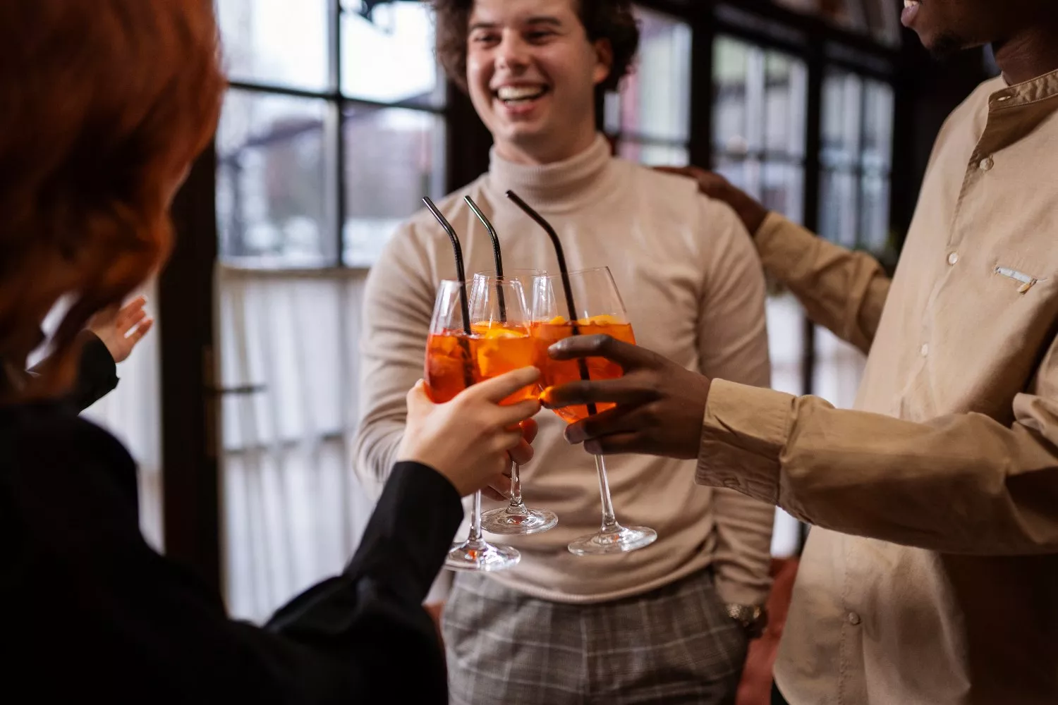 Varias personas en un afterwork   FREEPIK