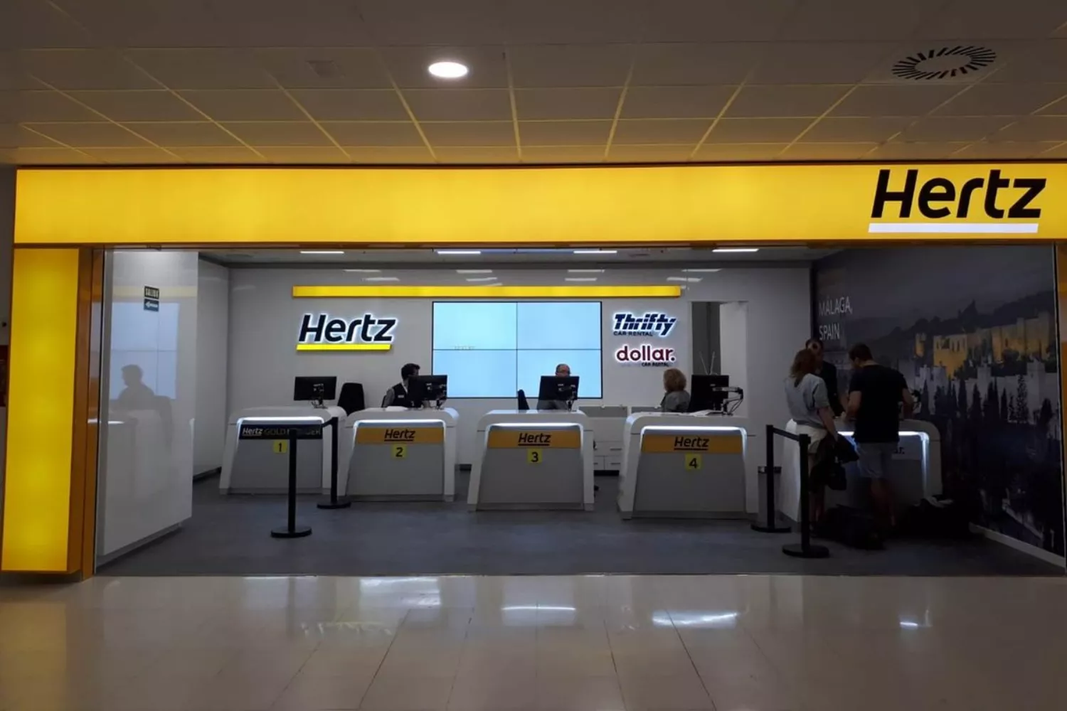 Una oficina de Hertz en un aeropuerto / HERTZ  - X