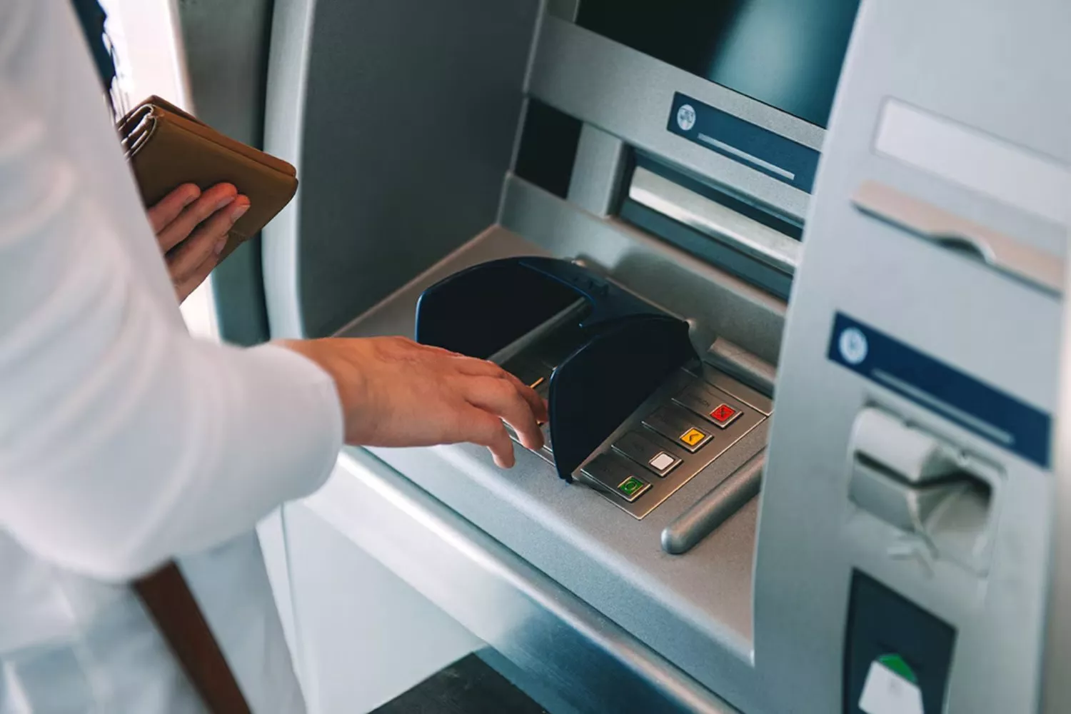 Una persona saca dinero de un cajero de BBVA (1)
