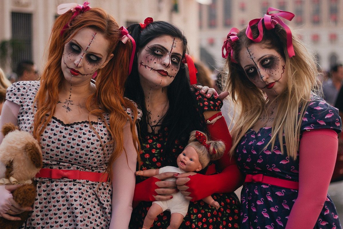 Mujeres disfrazadas con lentillas de Halloween / PEXELS