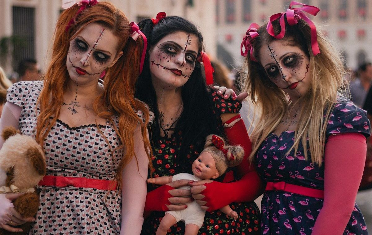 Mujeres disfrazadas con lentillas de Halloween / PEXELS