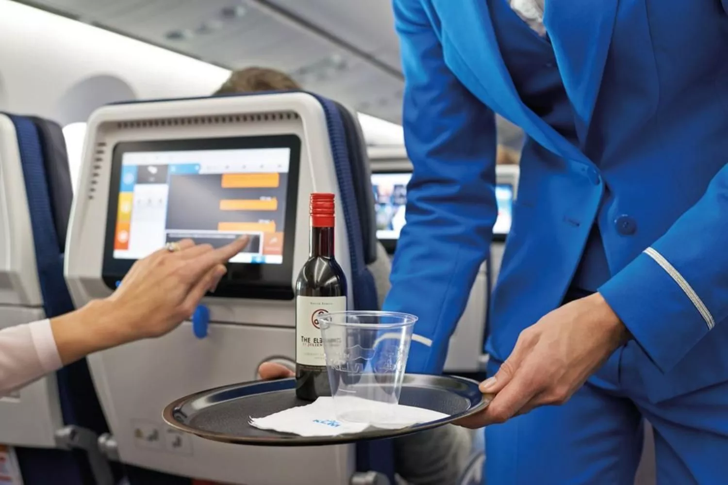 Un azafato de una aerolínea ofrece alcohol gratis / GOOGLE