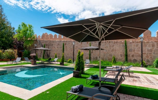 Piscina del hotel / LA CASA DEL PRESIDENTE Piscina del hotel / LA CASA DEL PRESIDENTE