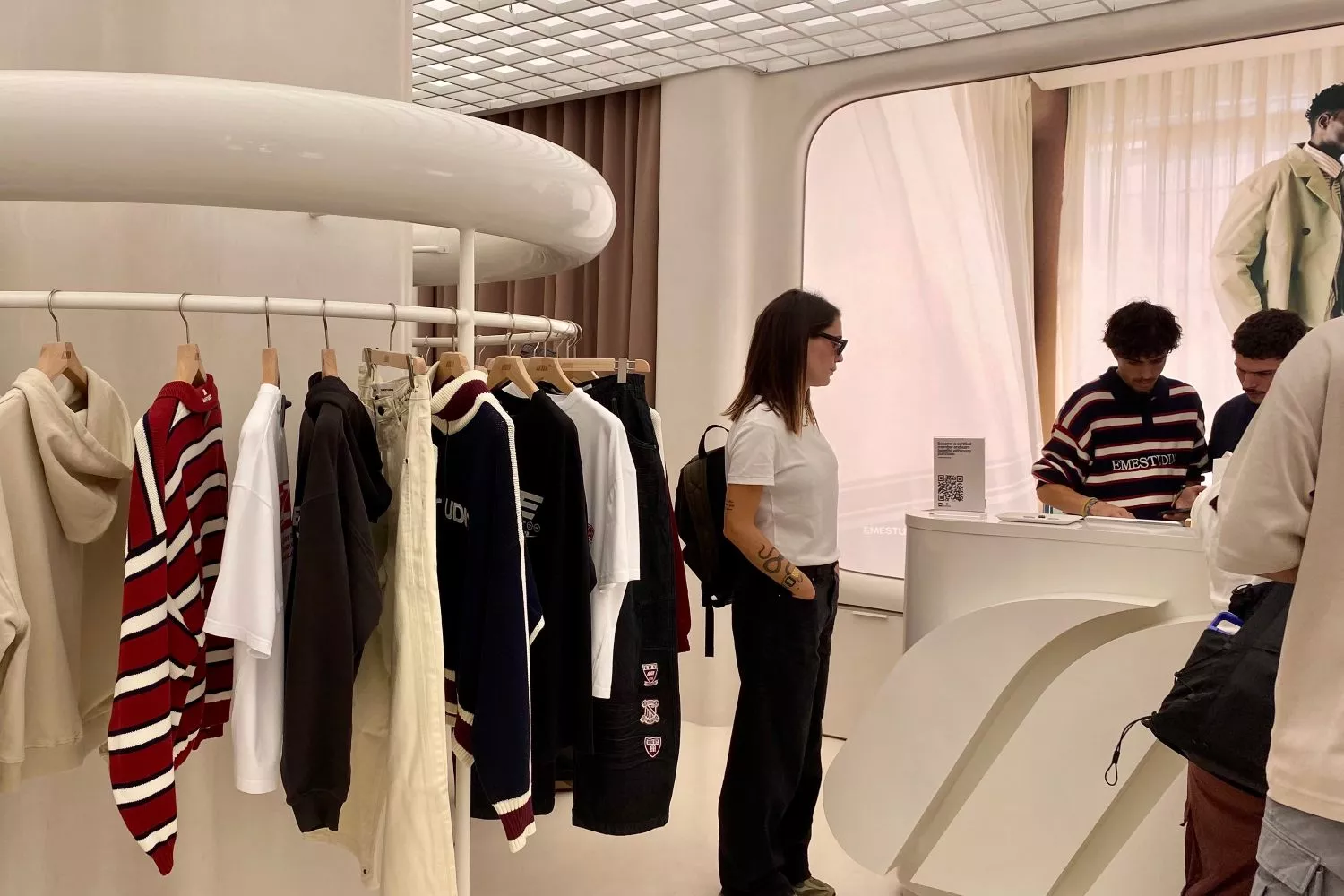 Varios clientes en el interior de la nueva tienda de Eme Studios en Barcelona / CG Varios clientes en el interior de la nueva tienda de Eme Studios en Barcelona / CG