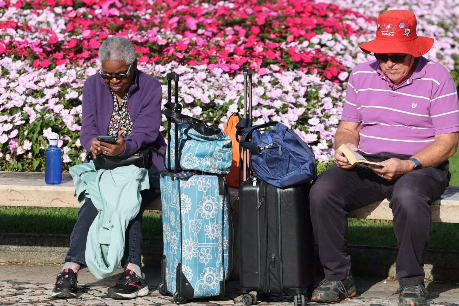 Dos personas buscan alternativas al Imserso / EFE