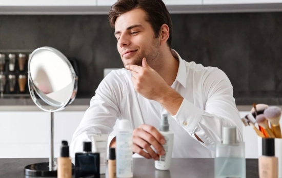 Una persona con productos cosméticos / FREEPIK - drobotdean Una persona con productos cosméticos / FREEPIK - drobotdean
