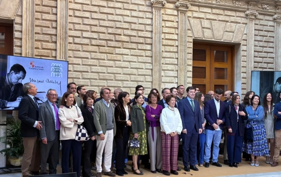 El presidente de la Junta, Alfonso Fernández Mañueco, junto a familiares de Miguel Delibes EP El presidente de la Junta, Alfonso Fernández Mañueco, junto a familiares de Miguel Delibes EP