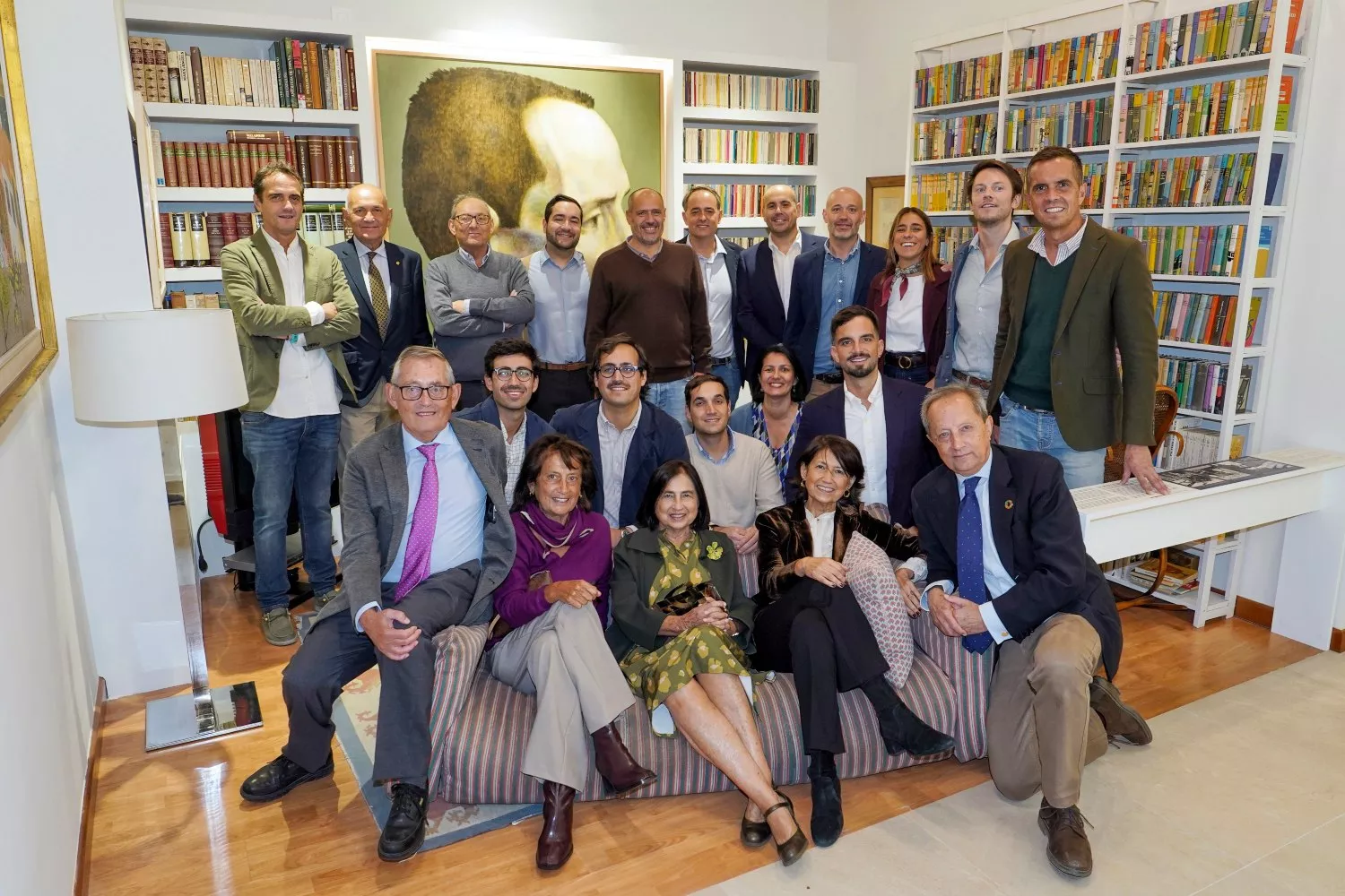 Los hijos y nietos del escritor Miguel Delibes posan en la recreación del salón de la vivienda de su padre / Nacho Gallego - EFE