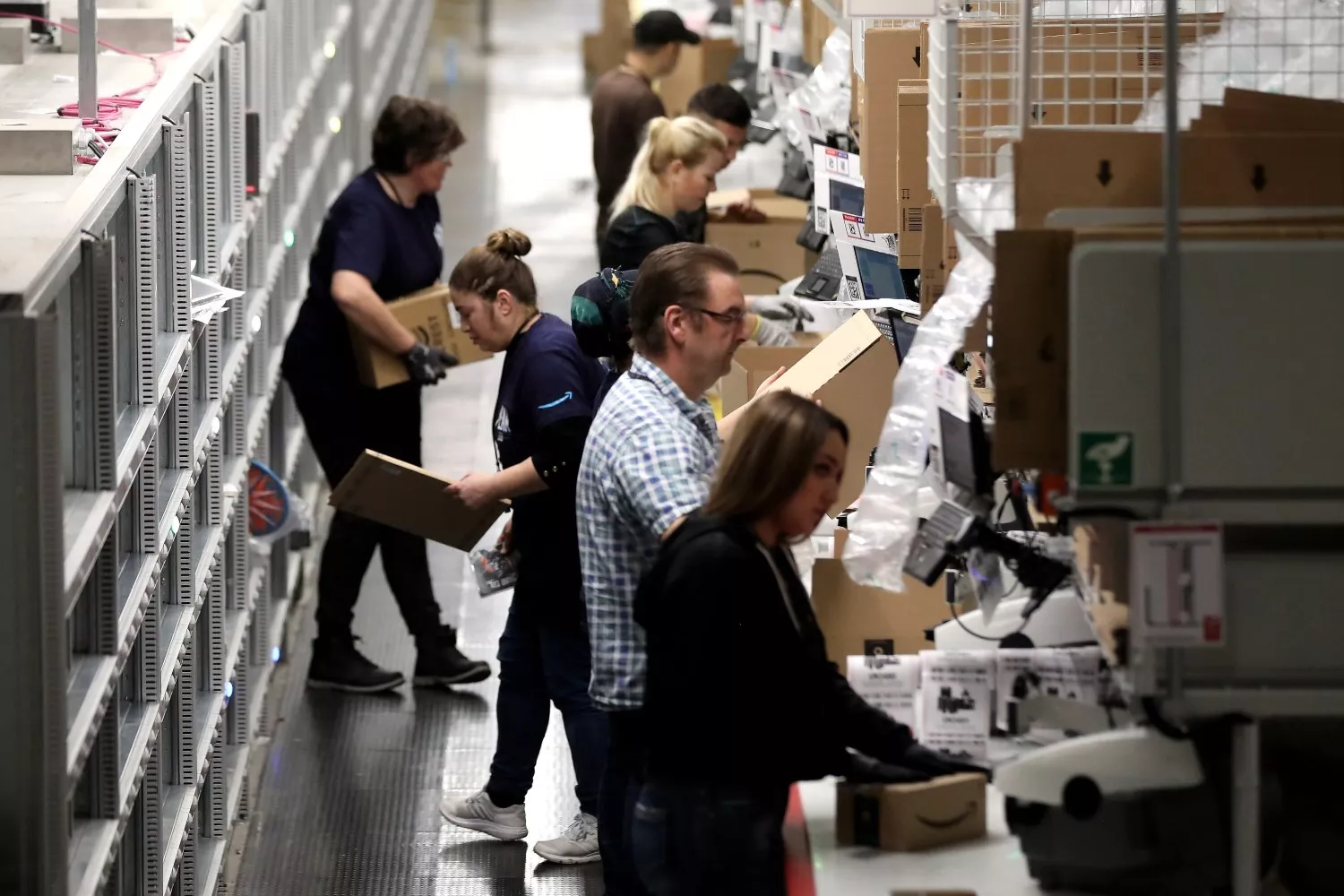 Empleados trabajando en un centro logístico y de distribución de Amazon / FRIEDEMANN VOGEL - EFE