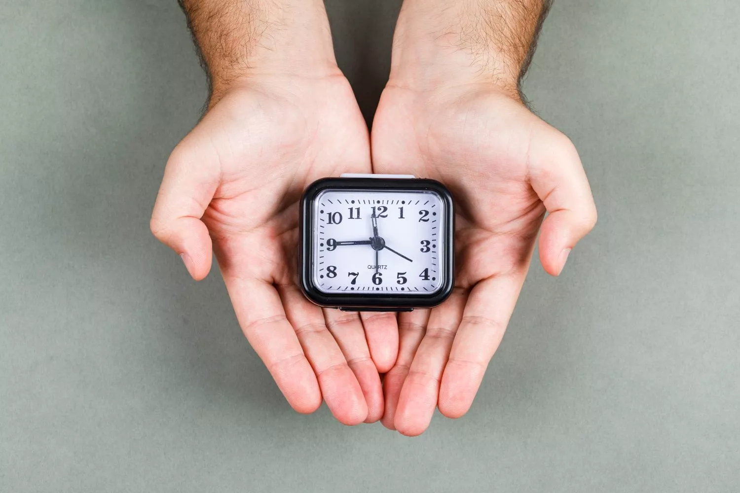 Una persona sostiene un reloj, al que deberá cambiar la hora próximamente / FREEPIK Una persona sostiene un reloj, al que deberá cambiar la hora próximamente / FREEPIK