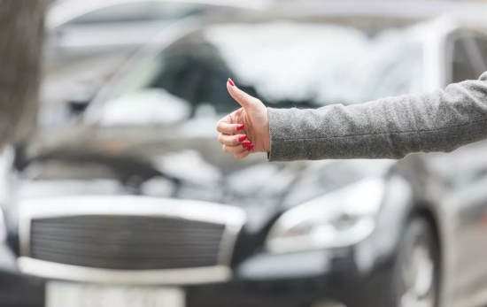 Pulgar arriba ante un coche FREEPIK