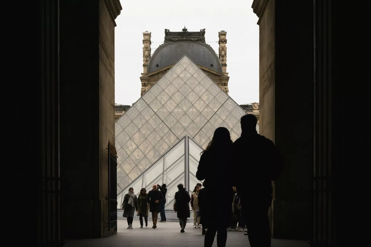 Varios visitantes en el Museo del Louvre