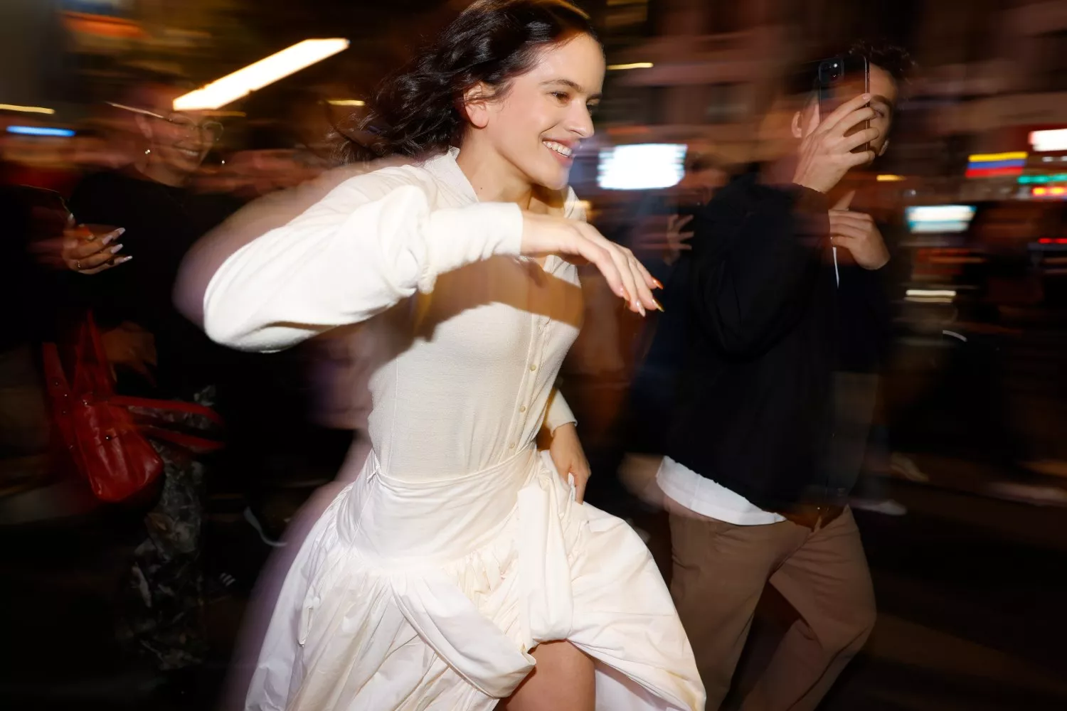 La artista Rosalía a su llegada a Callao en una aparición sorpresa para presentar su nuevo disco / Juanjo Martín - EFE La artista Rosalía a su llegada a Callao en una aparición sorpresa para presentar su nuevo disco / Juanjo Martín - EFE