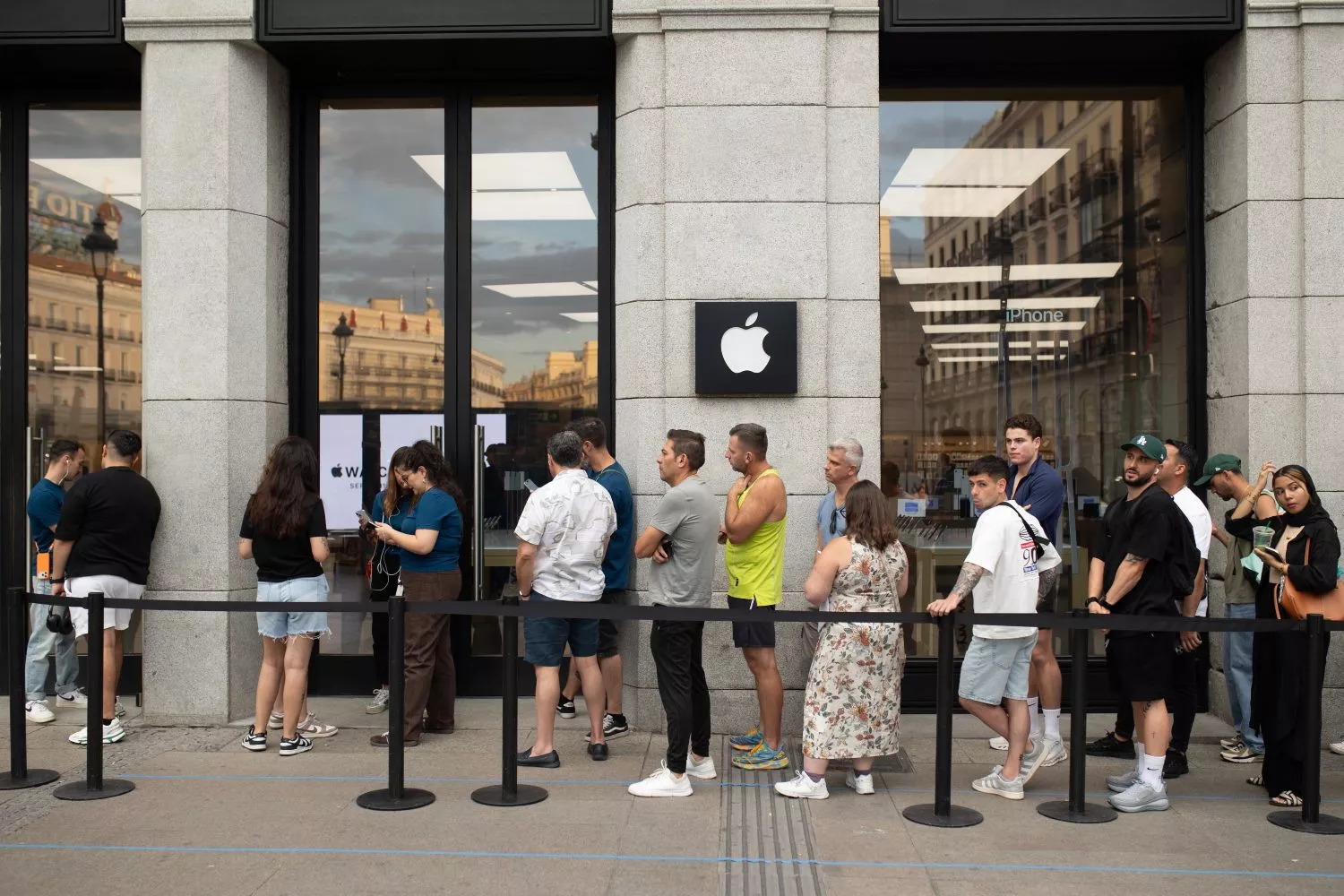 Clientes hacen cola frente a una tienda de Apple durante el lanzamiento de los nuevos productos de Apple / EP Clientes hacen cola frente a una tienda de Apple durante el lanzamiento de los nuevos productos de Apple / EP