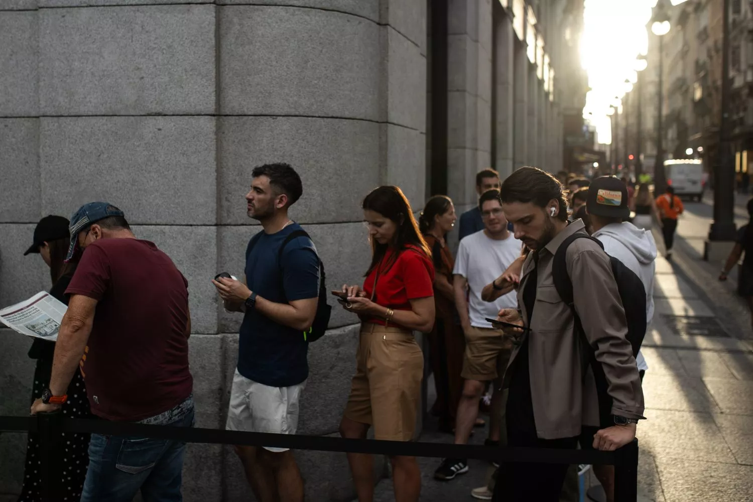 Clientes hacen cola frente a una tienda de Apple durante el lanzamiento de los nuevos productos de Apple / EP Clientes hacen cola frente a una tienda de Apple durante el lanzamiento de los nuevos productos de Apple / EP