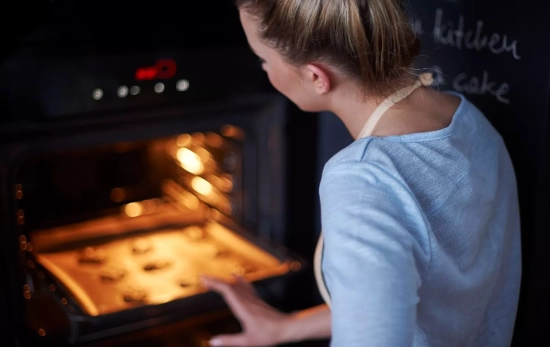Una persona utiliza su horno / FREEPIK - gpointstudio Una persona utiliza su horno / FREEPIK - gpointstudio