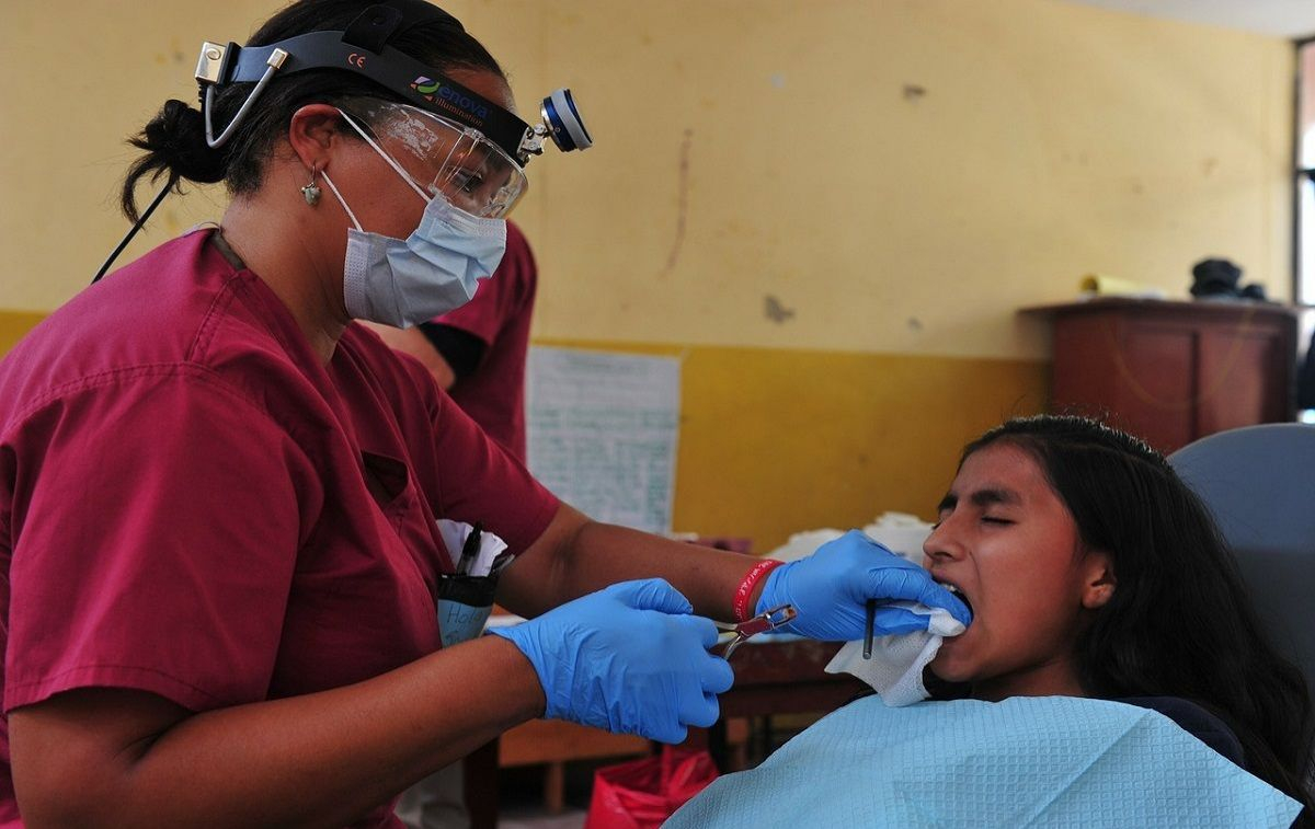 Una dentista extrae un diente a una niña por una caries por los excesos de Halloween / PEXELS