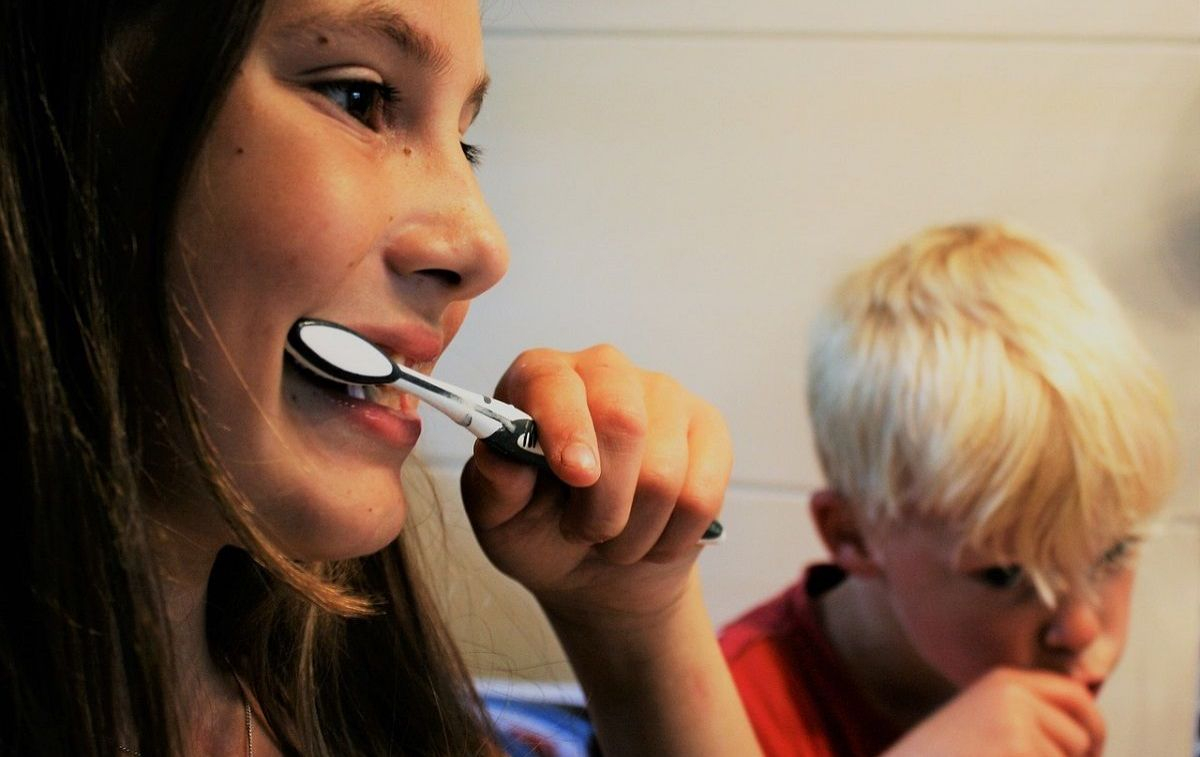 Dos niños se cepillan los dientes llenos de azúcar en la noche de Halloween / PEXELS