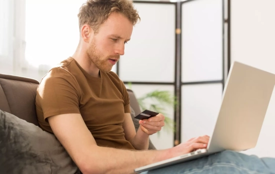 Una persona busca chollos online / FREEPIK Una persona busca chollos online / FREEPIK