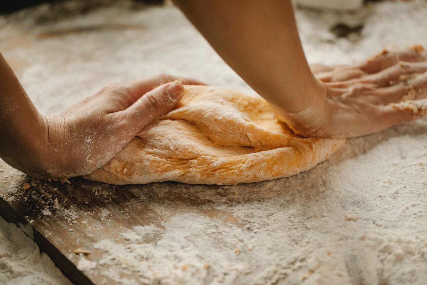Un panadero amasa una barra / Pexels Un panadero amasa una barra / Pexels