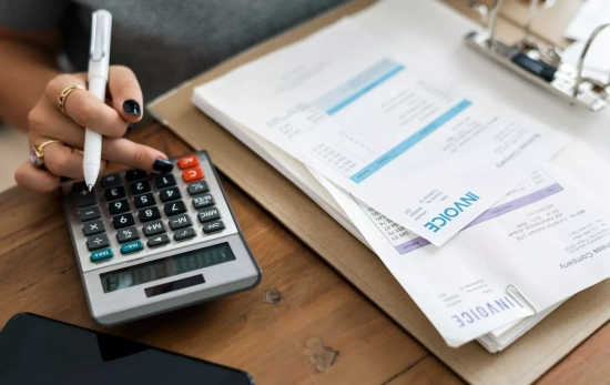 Una persona revisa unos documentos y realiza unos cálculos / FREEPIK Una persona revisa unos documentos y realiza unos cálculos / FREEPIK