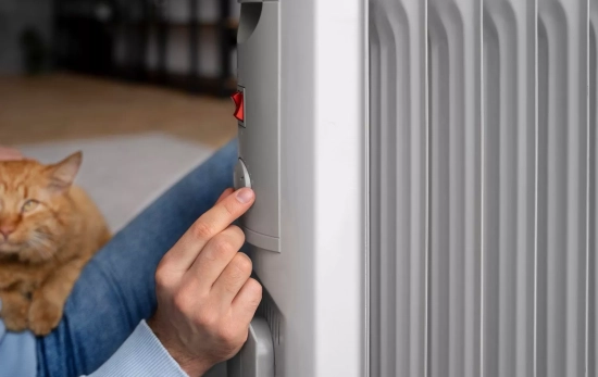 Una persona con un radiador eléctrico / FREEPIK Una persona con un radiador eléctrico / FREEPIK